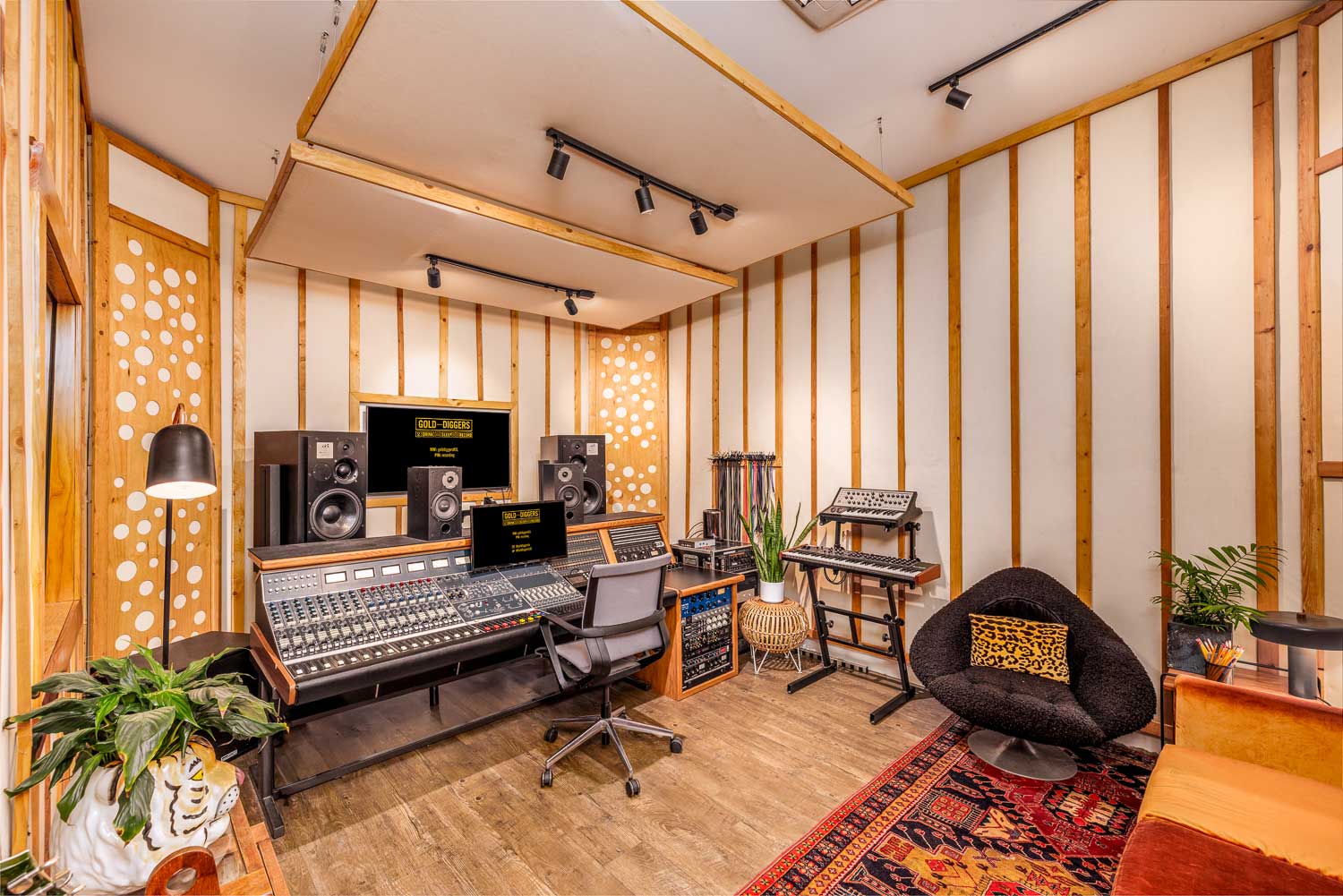 Gold-Diggers Studio 2