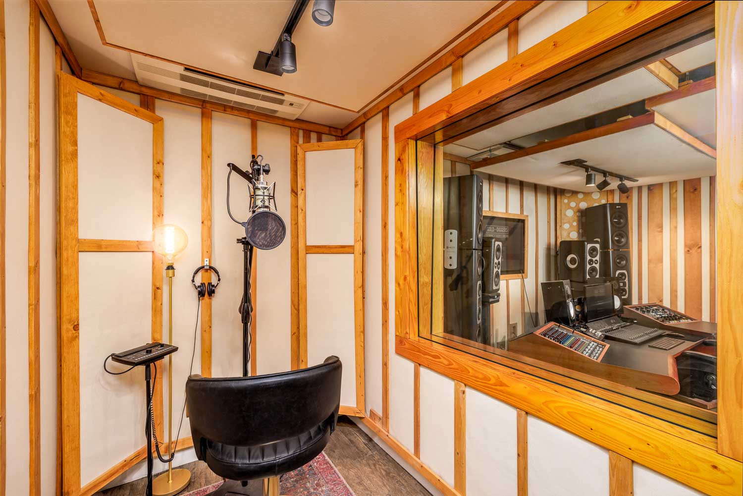 Gold-Diggers Studio 3