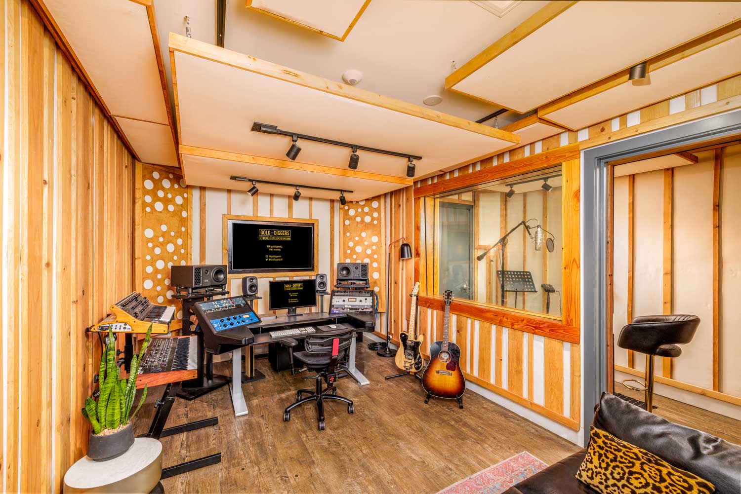 Gold-Diggers Studio 4