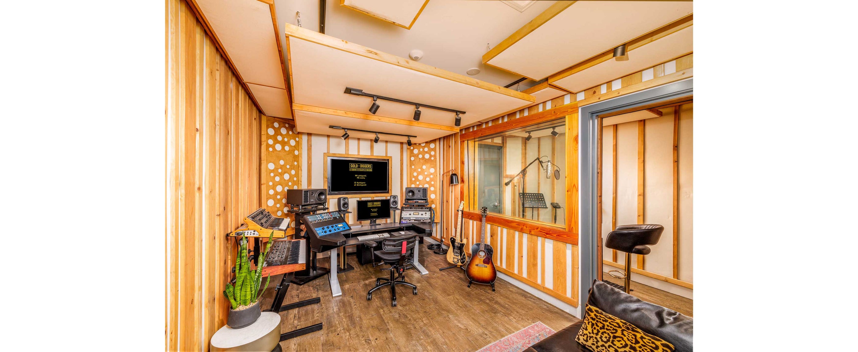 Gold-Diggers Studio 4