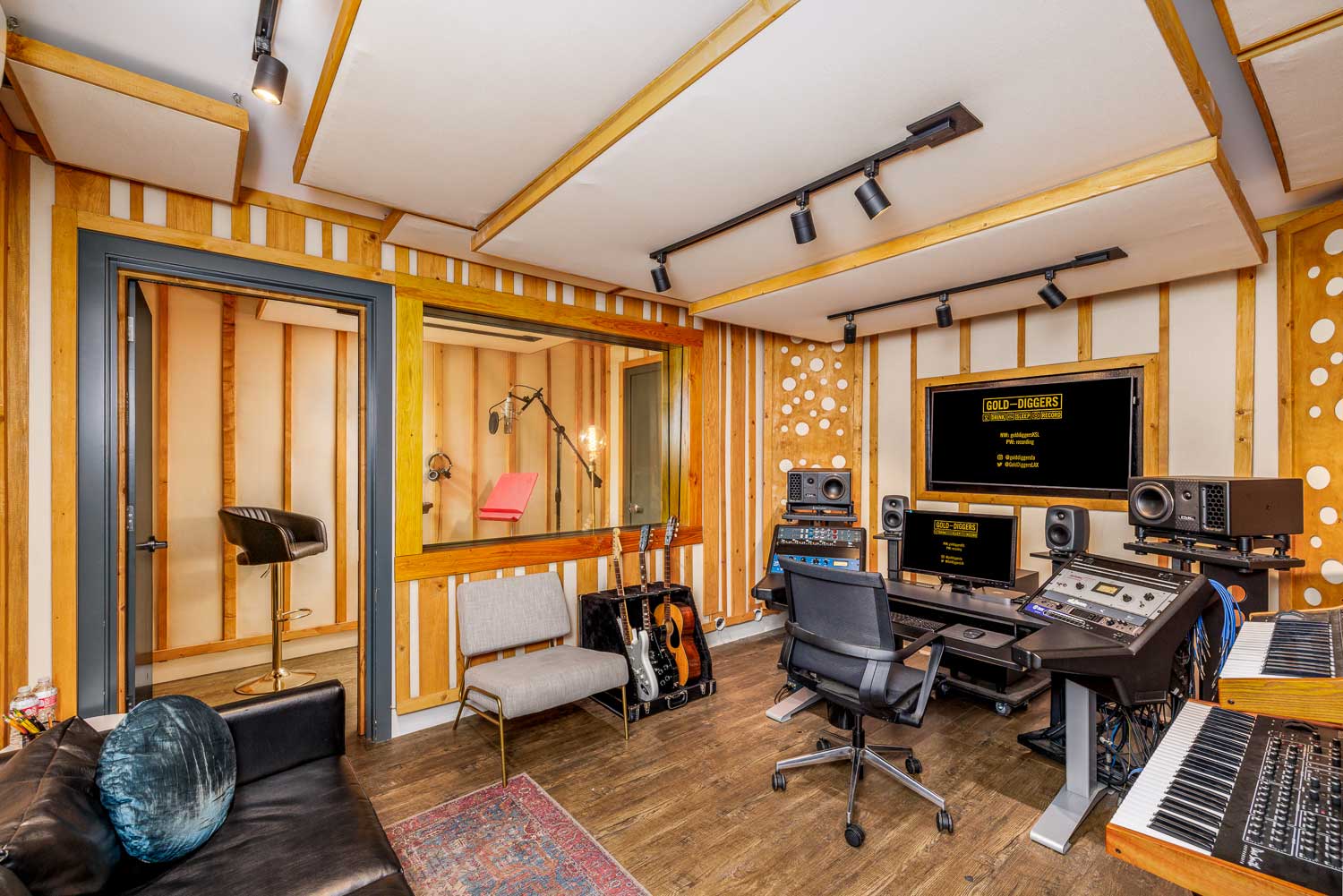 Gold-Diggers Studio 5