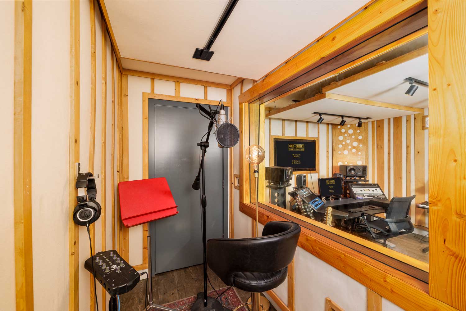 Gold-Diggers Studio 5