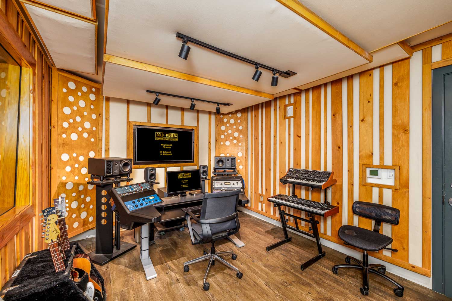 Gold-Diggers Studio 5