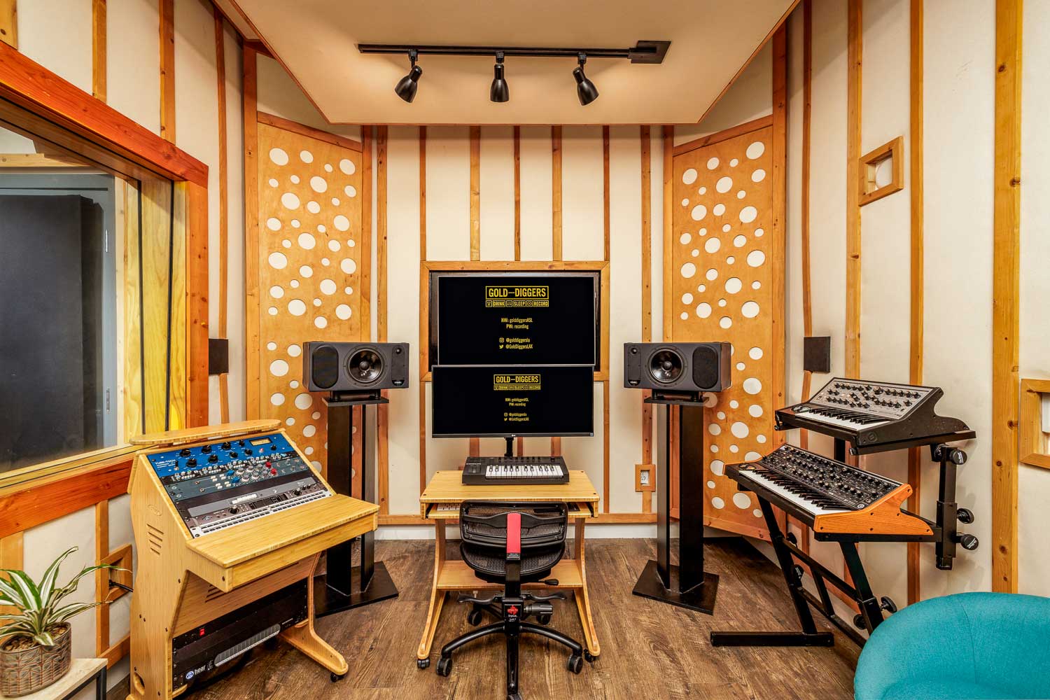 Gold-Diggers Studio 9