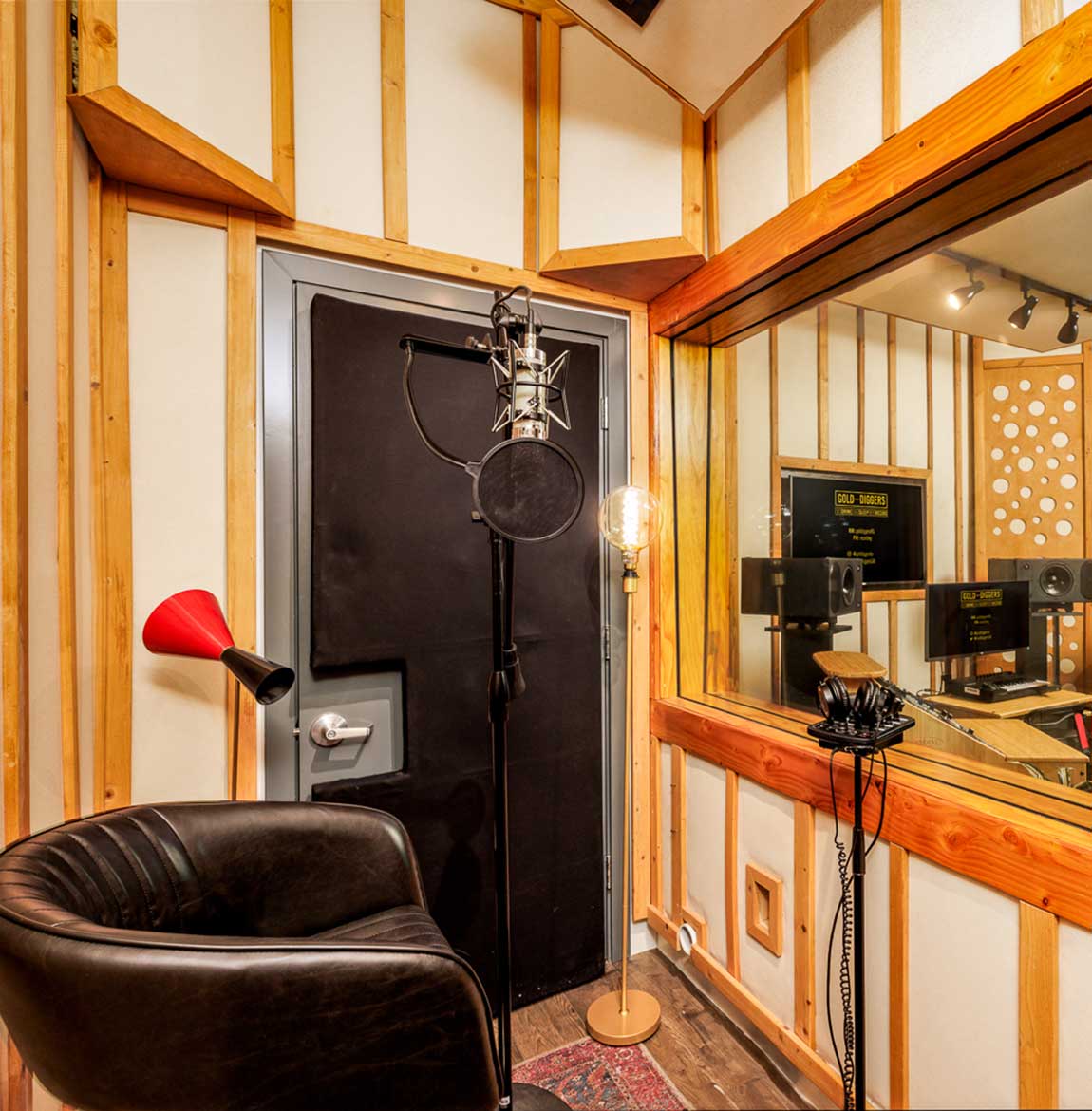 Gold-Diggers Studio 9