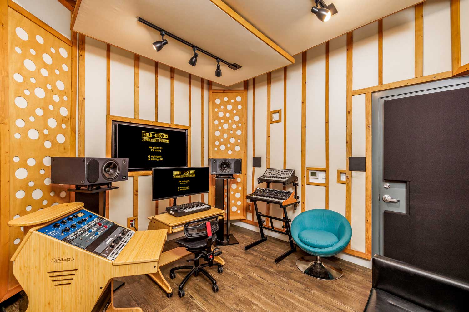 Gold-Diggers Studio 9