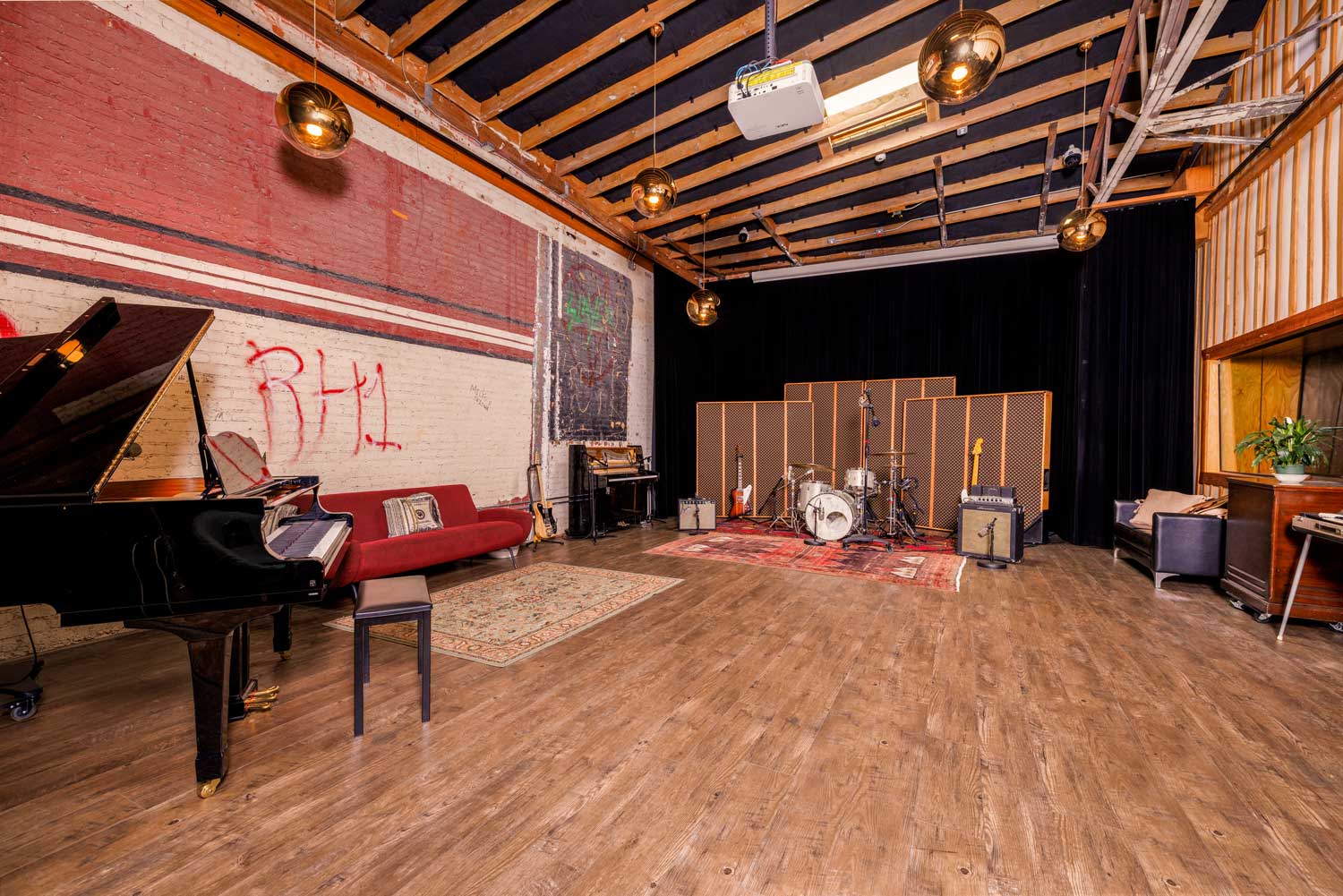Gold-Diggers Soundstage
