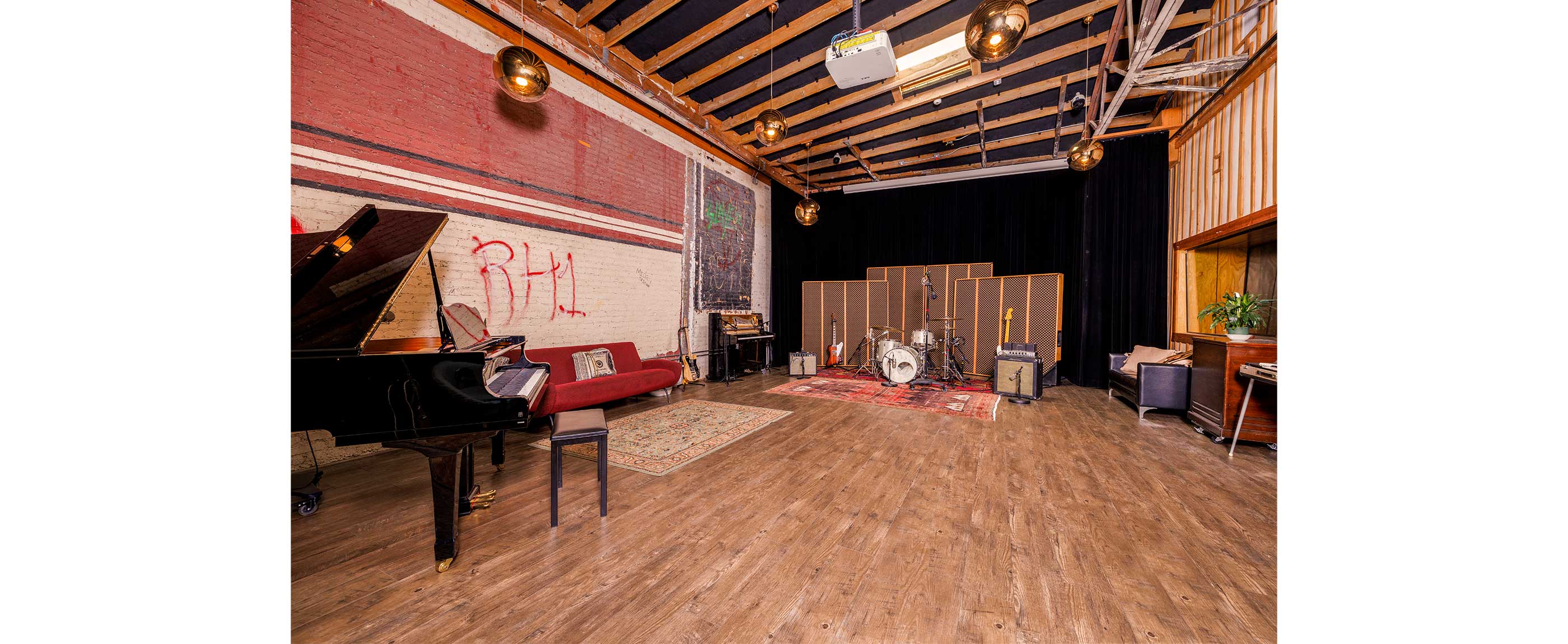 Gold-Diggers Soundstage