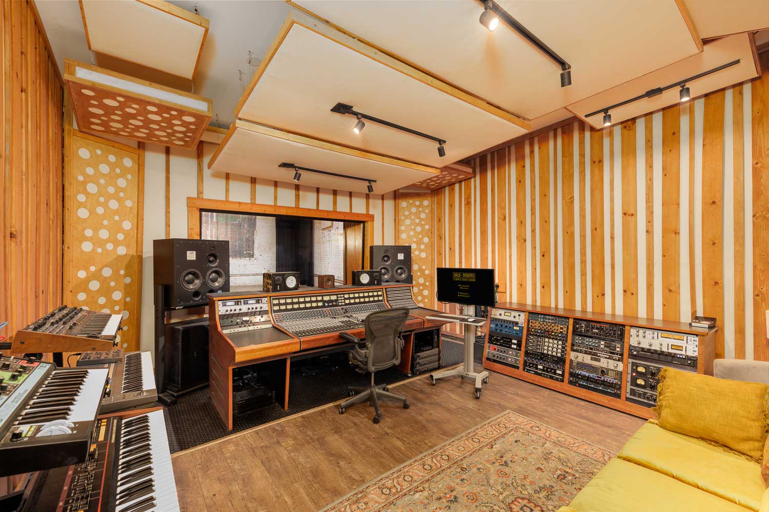 Studio 1 – Gold—Diggers