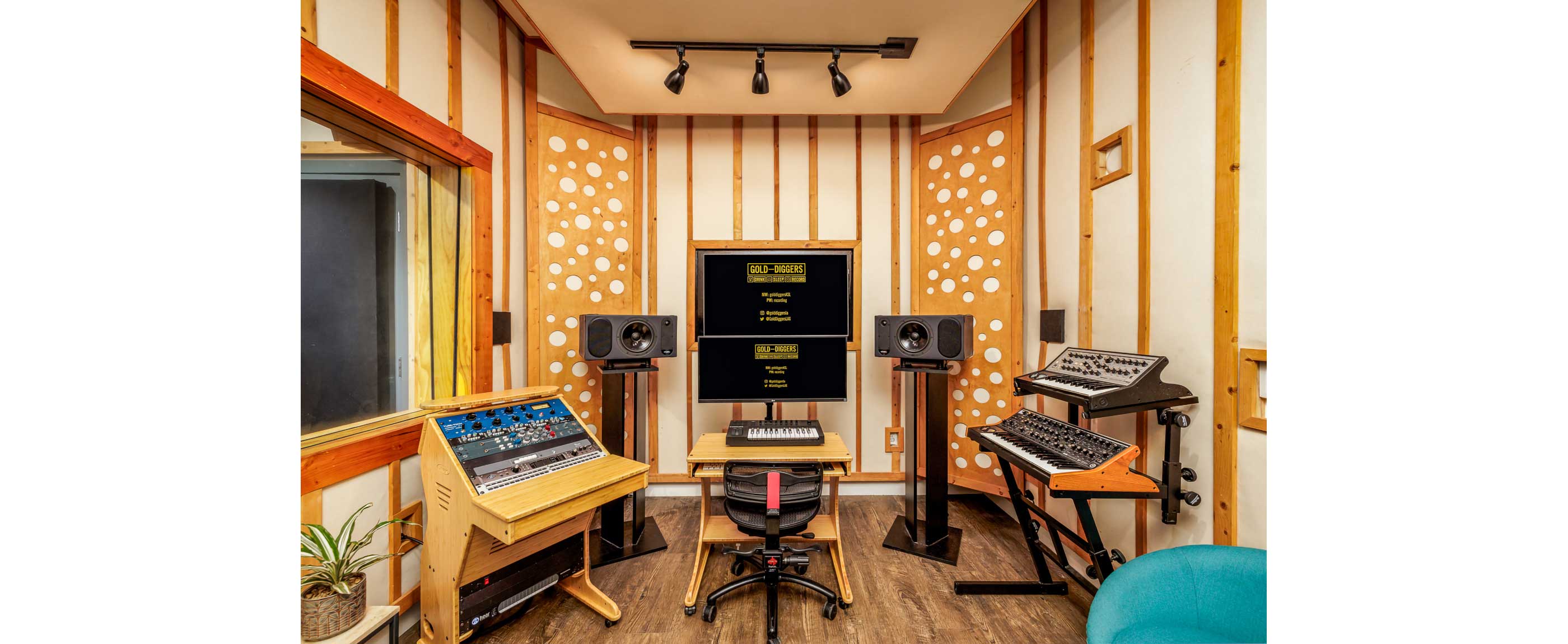 Gold-Diggers Studio 9