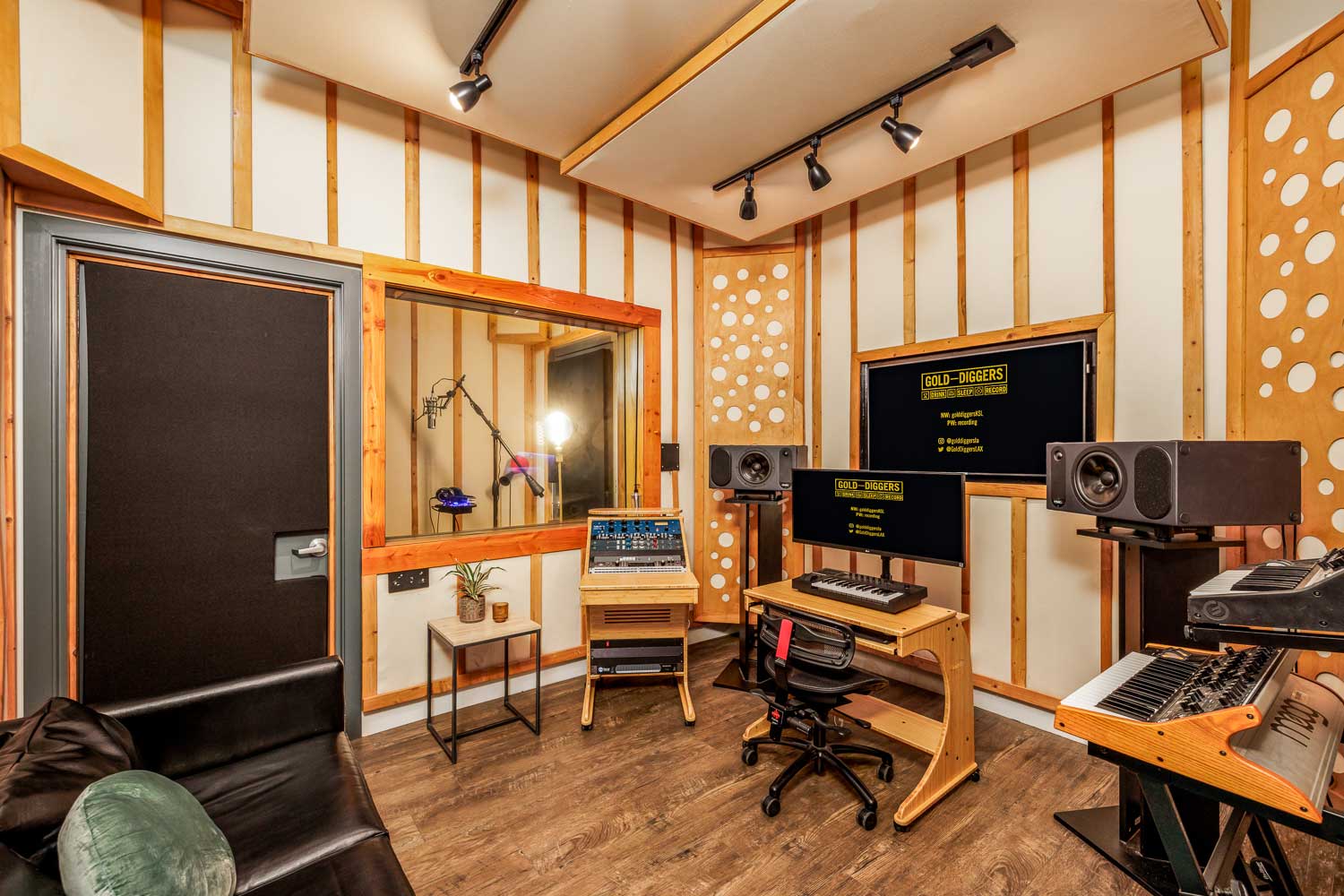 Gold-Diggers Studio 9